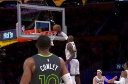 开云下载-詹姆斯与戴绿帽视频曝光，网友热议